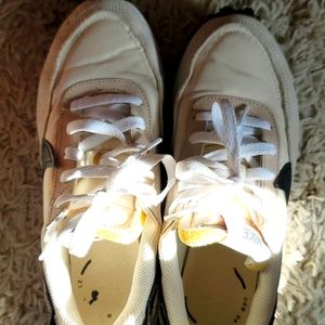 Nike womens waffle debut size 7 excellent condition. Worn a handful of times.